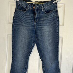 Signature Levi Strauss Totally Shaping Skinny Jeans - 12S - Style CW-3121